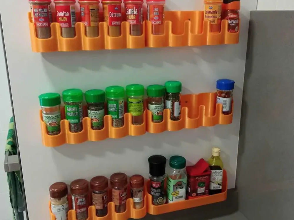 Space-saving wall spice rack