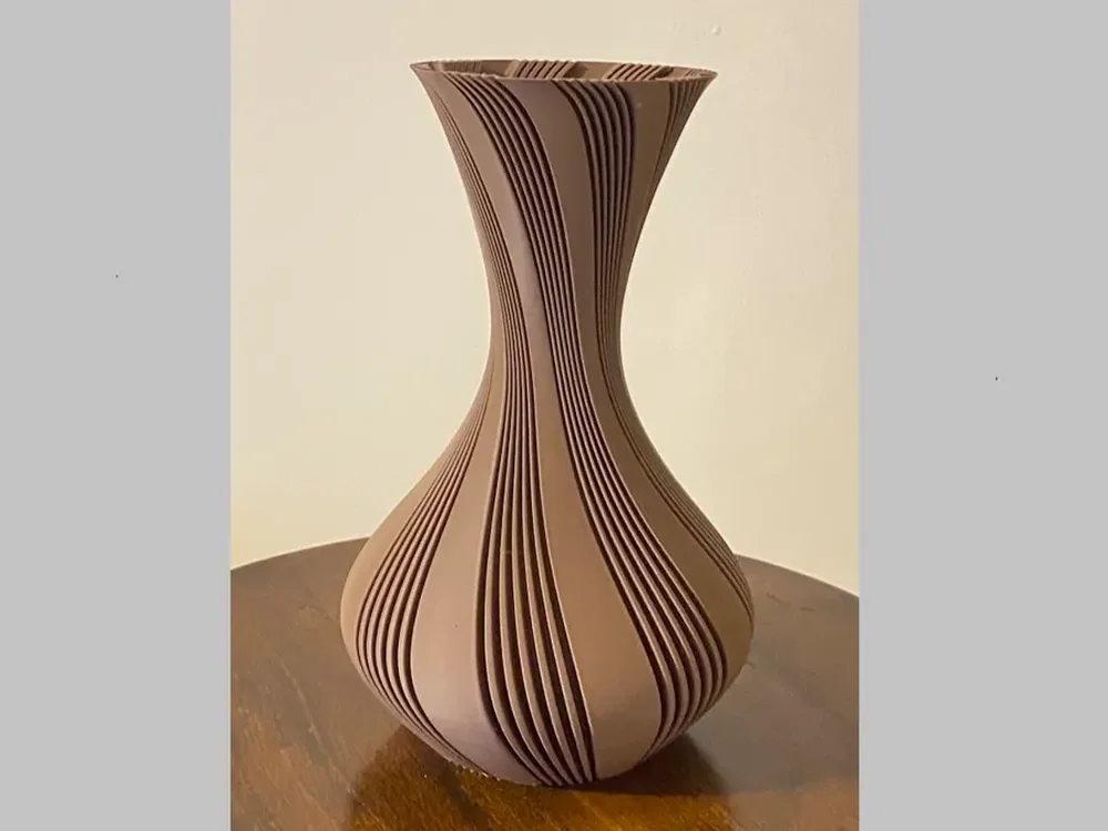 Geometrische Vase mit spiralförmigen Rippen