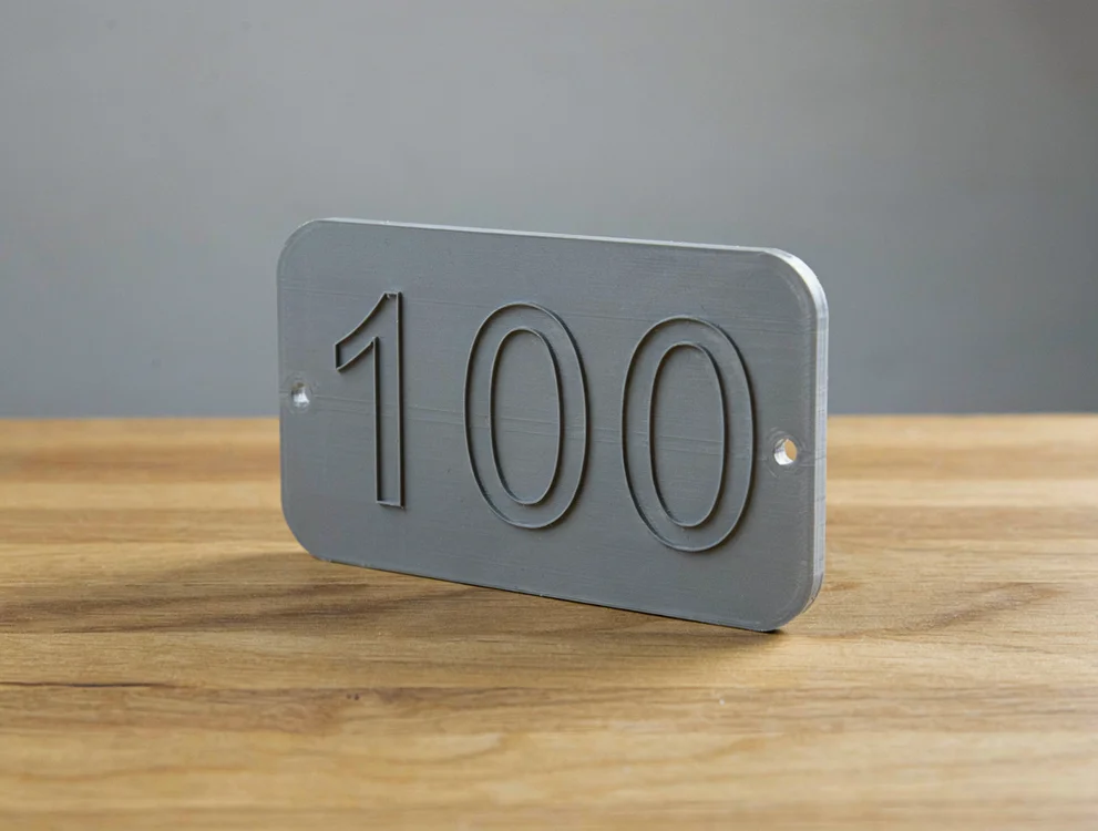 Plaque de numérotation de porte gravée en série