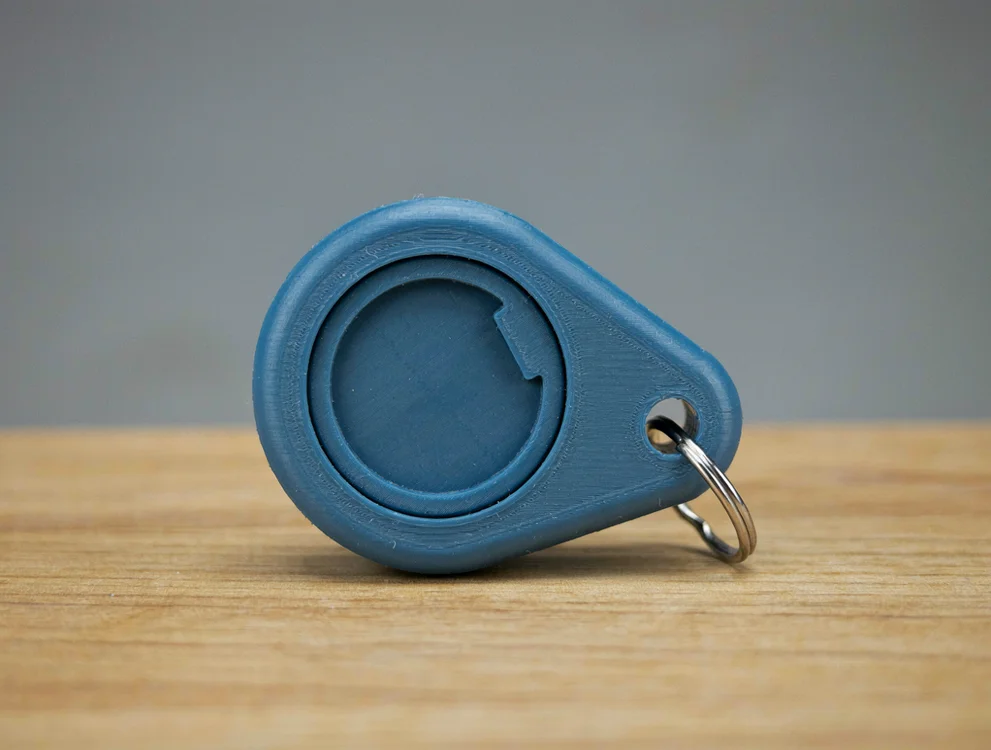 Porte-clés à logement pour badge RFID